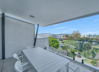 Modern 4-Bed Townhouse with Water Views - 1