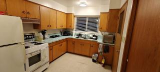 Spacious Family Room with Shared Washroom - 4