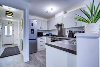 NEW! 5BR Gem by Prime Vault Properties, Town Centre Near Train Station with Driveway Parking - 7