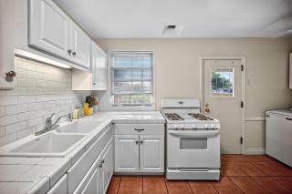 Luxury Cozy 2BR 1BA near LAX, LMU, SoFi Stadium, Beach - 4