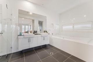 Coastal Retreat Spacious 5BR Haven in Maroubra - 5