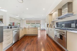 Coastal Retreat Spacious 5BR Haven in Maroubra - 8