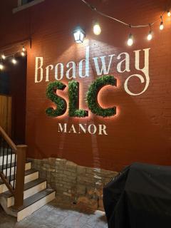 Luxury Downtown Retreat 4br W Hot Tub & Views - 9