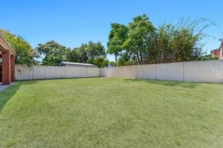 Coastal Retreat Spacious 5BR Haven in Maroubra - 3
