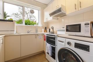 Urban Retro - Experience Vibrant Courtyard Charm - 5