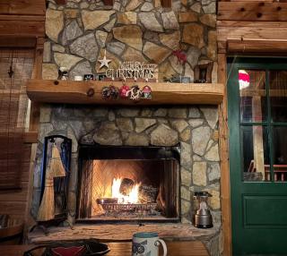 Charming Cabin with Incredible Mountain Views - 7