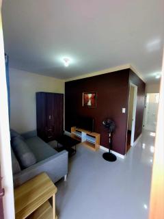 J & V Deluxx Apartments - 3