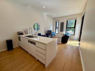 Luxe 2BR Executive Apartment Kingston Pool Parking WiFi BBQ Wine - 9