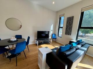 Luxe 2BR Executive Apartment Kingston Pool Parking WiFi BBQ Wine - 3