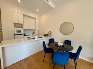 Luxe 2BR Executive Apartment Kingston Pool Parking WiFi BBQ Wine - 1