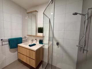 Luxe 2BR Executive Apartment Kingston Pool Parking WiFi BBQ Wine - 4