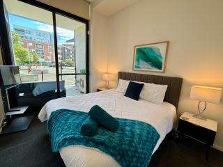 Luxe 2BR Executive Apartment Kingston Pool Parking WiFi BBQ Wine - 7