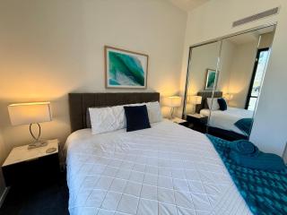 Luxe 2BR Executive Apartment Kingston Pool Parking WiFi BBQ Wine - 8