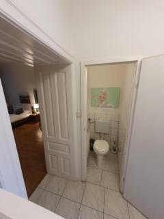 Comfy 2BR Apartment Near Downtown for Longstays - 4