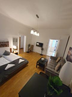 Comfy 2BR Apartment Near Downtown for Longstays - 8