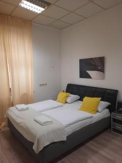 Bright 1BR Apt, Prime Vienna Location & WIFI - 0