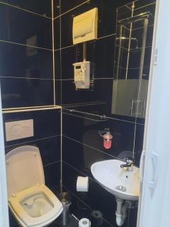 Bright 1BR Apt, Prime Vienna Location & WIFI - 1