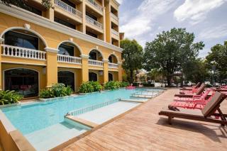 ROYAL PINEAPPLE HOTEL l a welcome to wealth and good fortune - 6