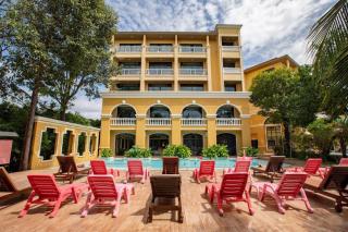 ROYAL PINEAPPLE HOTEL l a welcome to wealth and good fortune - 9