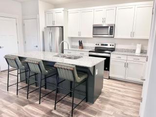 Charming 2BR Getaway in the Heart of Midway - 203 - 3