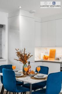 Stylish 2 Bed 2 Bath Hove Apartment - Walk to Station & Beach - Optional Parking - Sleeps 8 - 3