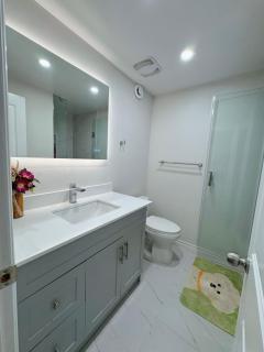 Modern Newly-Renovated Suite Free Parking pet friendly - 1