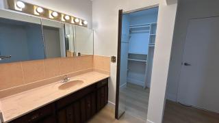 Cozy Room with Private Washroom Near Metrotown - 3