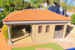 Lobone's Apartments Phakalane - 9