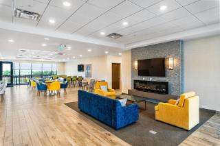 Comfort Inn & Suites - 2
