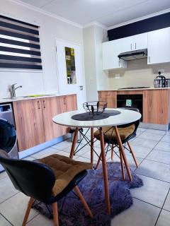 THE COZY HOME in Greenpark Boksbug by OR Tambo Airport - 1