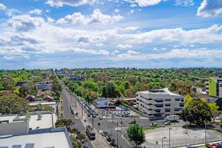 Modern City Views 2BR Apartment in Box Hill - 7