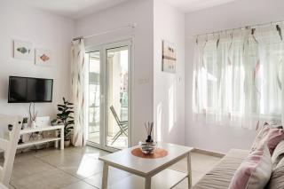 Cozy beachfront gem with seaview - 2