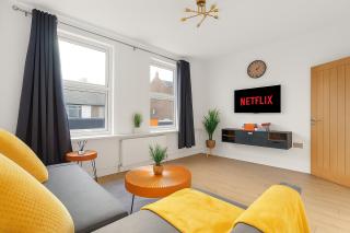 LUX 2 Bed Flat next to Station - 25 mins to London - 9