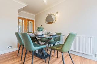 Beautiful, Quiet Escape - Albrighton- 3 Mins to M54 -JLR Wolves I54 Business Park Cosford & Telford- Spacious Home 4 Beds - Sleeps 7 - Driveway, Free Parking - Regular & Long Work Stays available - Samina- ARZ Stays - 0