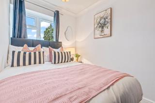 Beautiful, Quiet Escape - Albrighton- 3 Mins to M54 -JLR Wolves I54 Business Park Cosford & Telford- Spacious Home 4 Beds - Sleeps 7 - Driveway, Free Parking - Regular & Long Work Stays available - Samina- ARZ Stays - 5