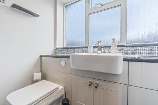 Beautiful, Quiet Escape - Albrighton- 3 Mins to M54 -JLR Wolves I54 Business Park Cosford & Telford- Spacious Home 4 Beds - Sleeps 7 - Driveway, Free Parking - Regular & Long Work Stays available - Samina- ARZ Stays - 4