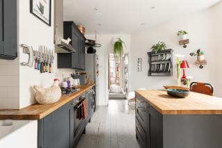 Cosy 3BR Flat with Workspace in Vibrant Leyton - 2