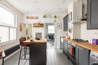 Cosy 3BR Flat with Workspace in Vibrant Leyton - 1