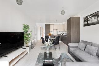 2BR Apartments in Canning Town Station with Balcony - 9