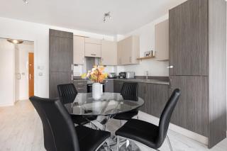 2BR Apartments in Canning Town Station with Balcony - 2