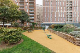 2BR Apartments in Canning Town Station with Balcony - 8
