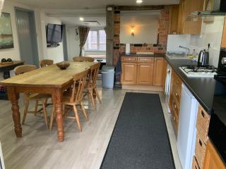 woodpecker cottage at frog trotters cottages - 4