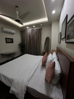 Margalla Hills Executive One Bedroom Elysium Tower By LMY - 9