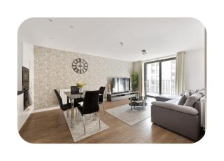 2BR Apartment with Balcony Near O2 Arena London - 1