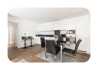 2BR Apartment with Balcony Near O2 Arena London - 2