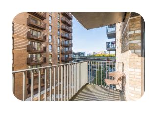 2BR Apartment with Balcony Near O2 Arena London - 4
