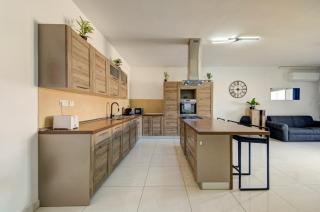 Spacious 3BR home with Private Terrace & WIFI by 360 Estates - 2