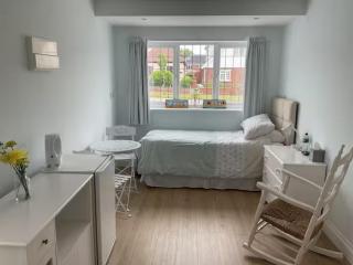 Solo beach retreat near West Mersea shore - 8