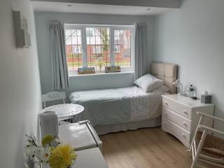 Solo beach retreat near West Mersea shore - 0