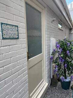 Solo beach retreat near West Mersea shore - 4